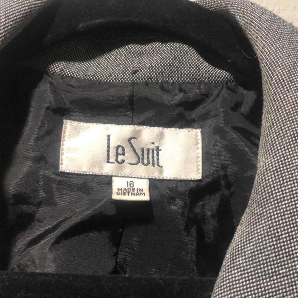 LeSuit size 16 black and white blazer with double collar and black buttons.